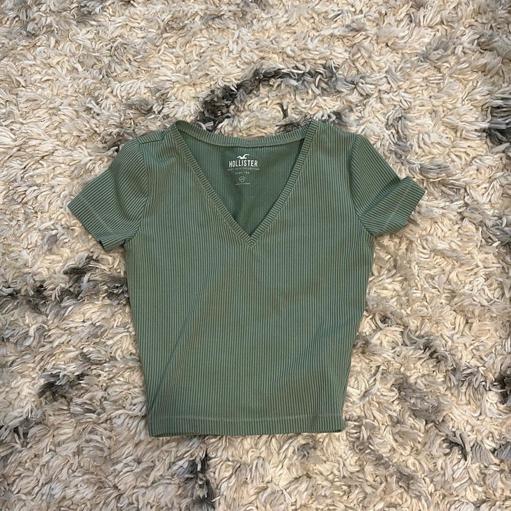 hollister v nevk baby tee!!